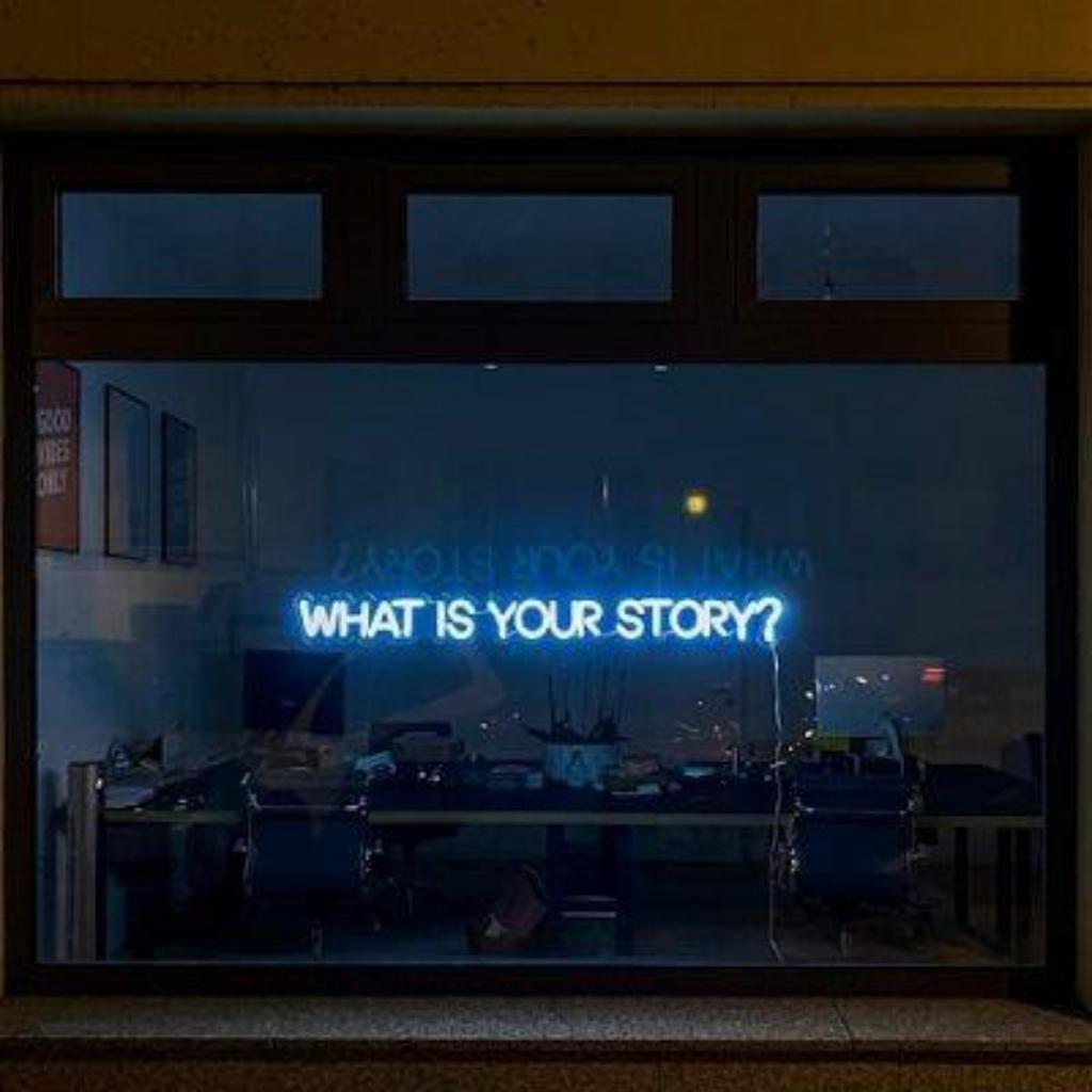https://unsplash.com/de/fotos/black-flat-screen-tv-turned-on-at-the-living-room-EP6_VZhzXM8
